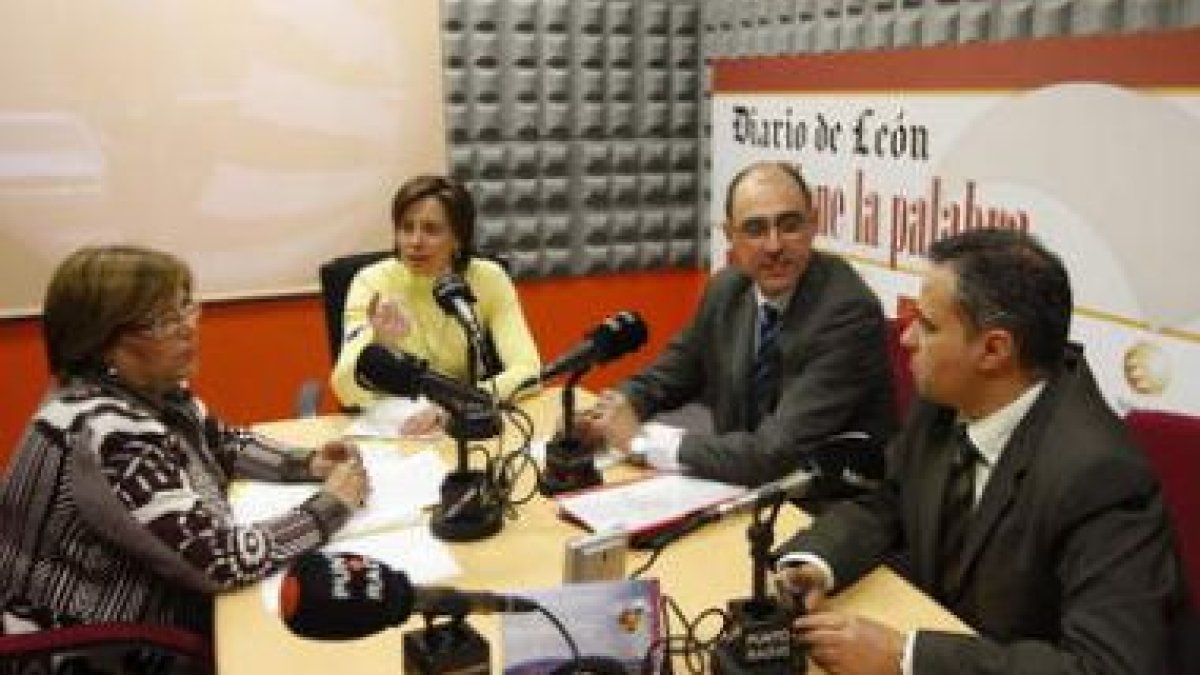 Carmen Mallo, la moderadora Nuria González, Carlos González-Antón y Joaquín Otero durante la tertuli