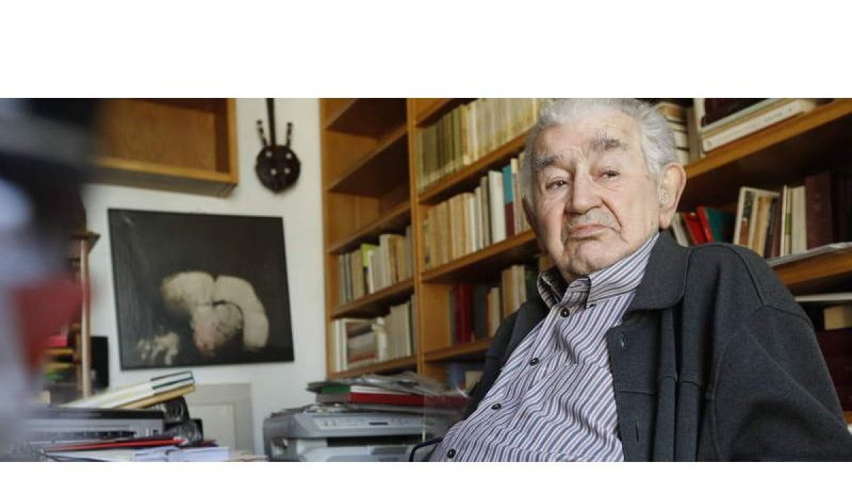 El poeta leonés Antonio Gamoneda en el despacho de su casa, rodeado por miles de libros, donde trabaja desde hace años en la segunda parte de sus memorias. RAMIRO