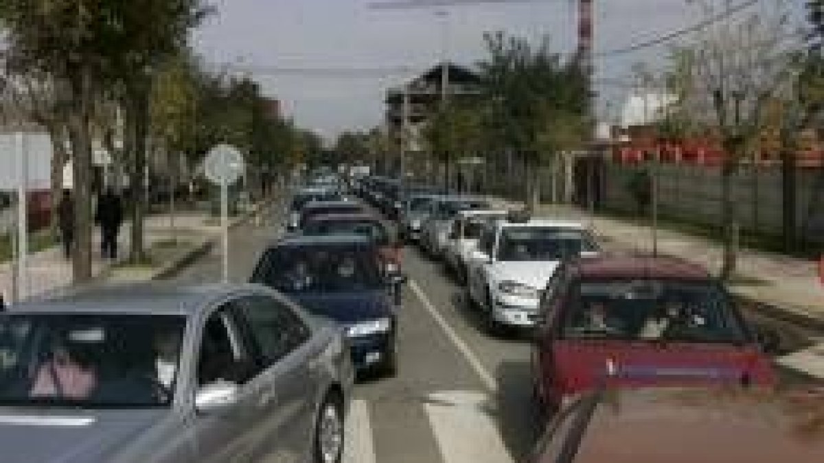 Durante toda la jornada de ayer, el goteo de coches fue constante en los accesos al cementerio