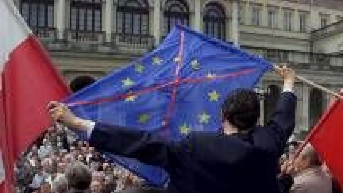 Un manifestante porta una bandera de la UE con una cruz en una protesta contra la unión en Varsovia