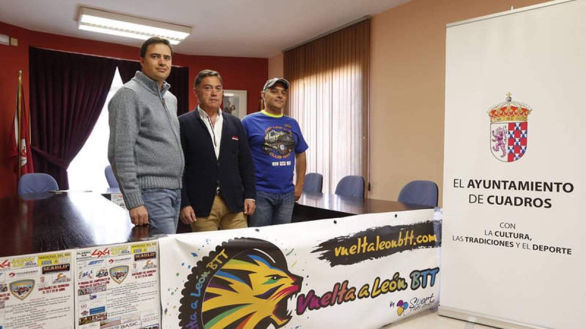 El alcalde de Cuadros, Marcos Martínez, en la presentación de las pruebas deportivas. JESÚS F. SALVADORES