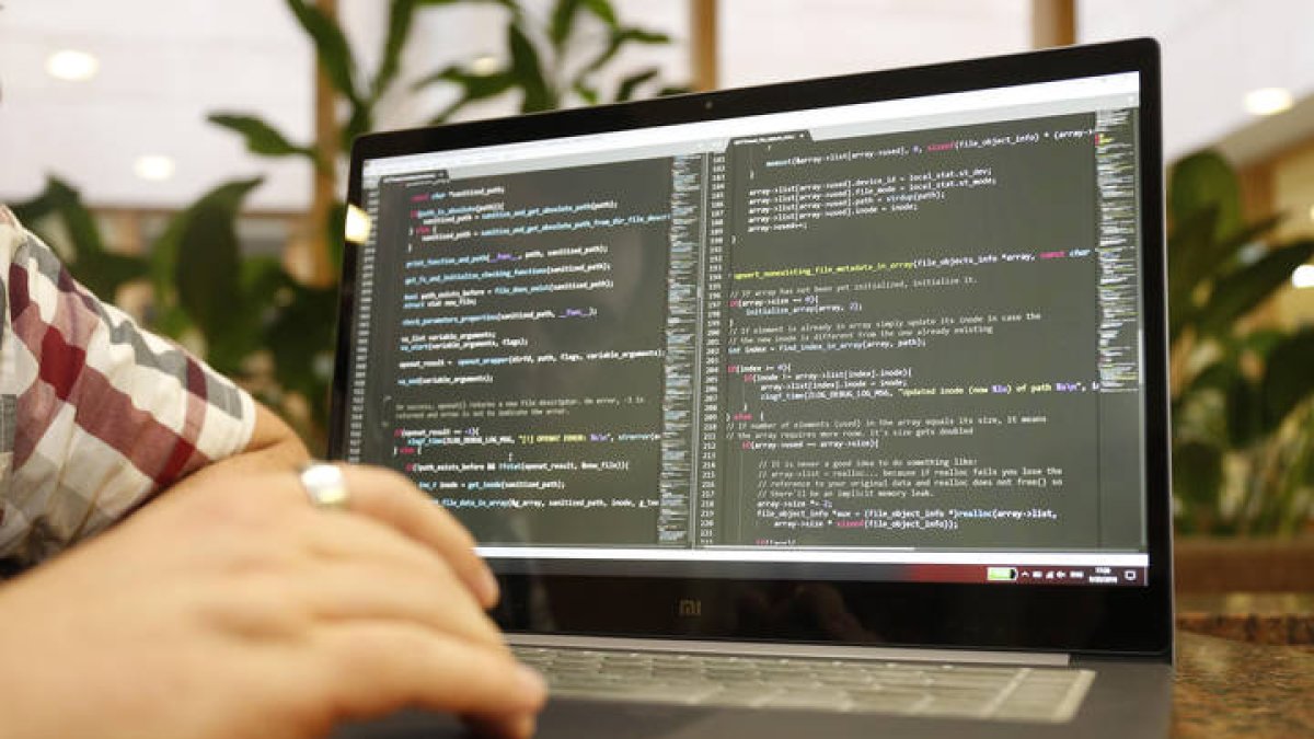 Un estudiante en la biblioteca de la Universidad de León. FERNANDO OTERO