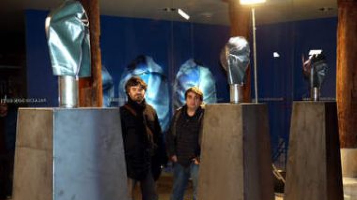 Los artistas leoneses Juárez y Palmero posan en la exposición del Palacio de Don Gutierre