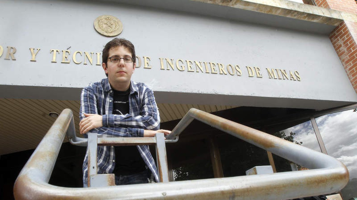 Carlos Alonos Brasas a la puerta de la Facultad de Minas en León.