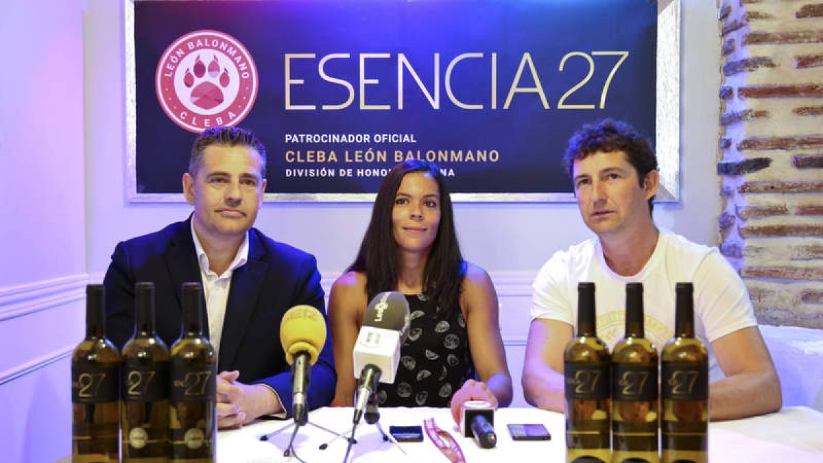 Óscar Andrés, del Cleba, Raquel Caño y David Urquizu, presidente de Bodegas Meóriga. SARA CAMPOS