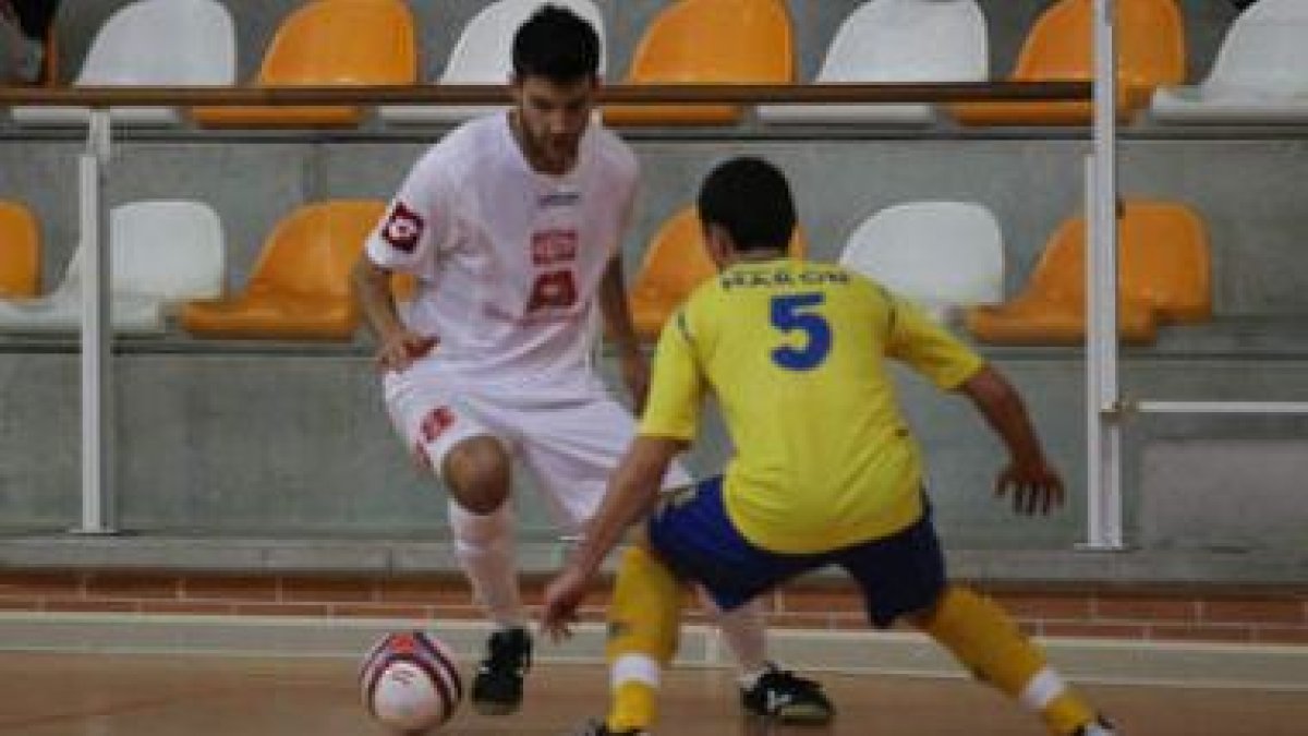 Raúl, a la izquierda, fue el autor del gol de los leoneses.
