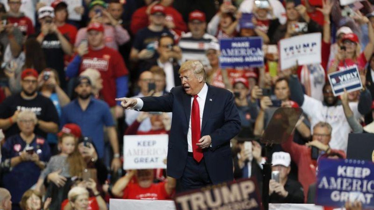 El presidente de los Estados Unidos Donald J Trump habla ante seguidores durante un acto de campana. Los estadounidenses iran a elecciones este 6 de noviembre para elegir senadores representantes y gobernadores