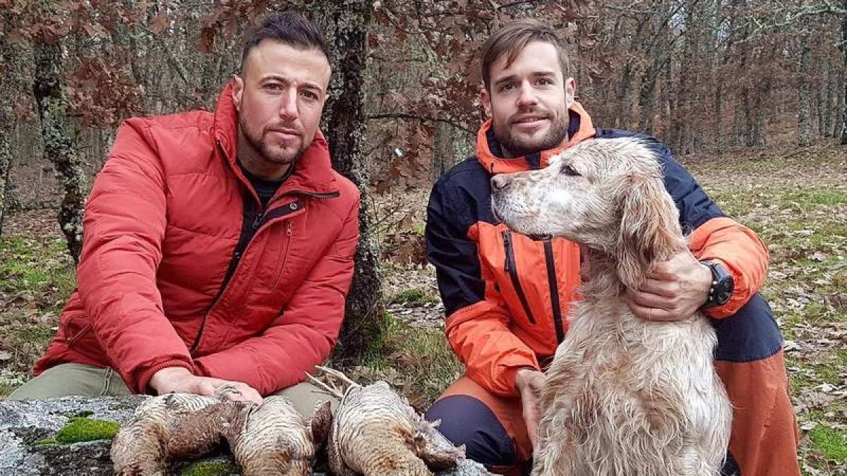 Pedro Pinillas (d) con su juez Marco Valcarce y su perro Nash. DL