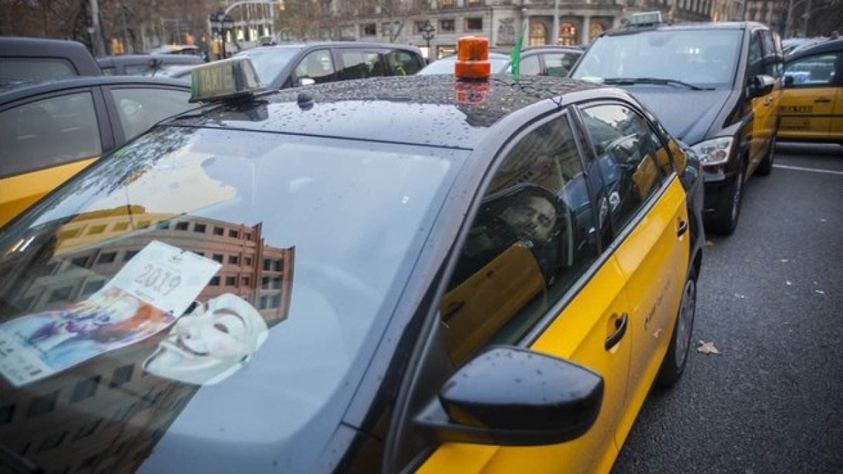 Un taxista descansa en el interior de su vehículo durante la huelga.