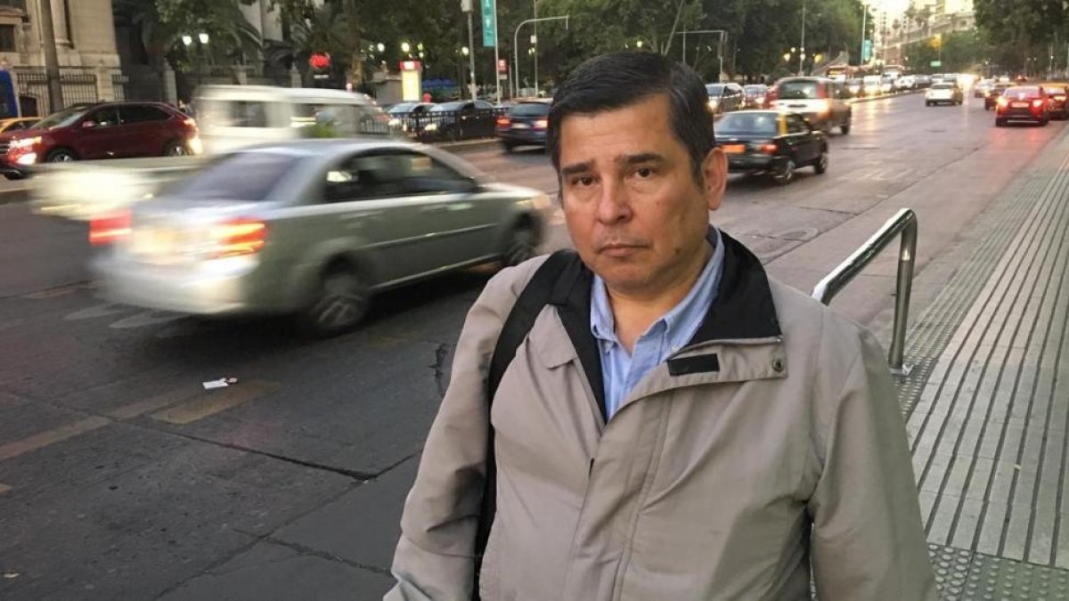 Jaime Concha, después de la entrevista con El Periódico, junto a al Biblioteca Nacional de Chile.