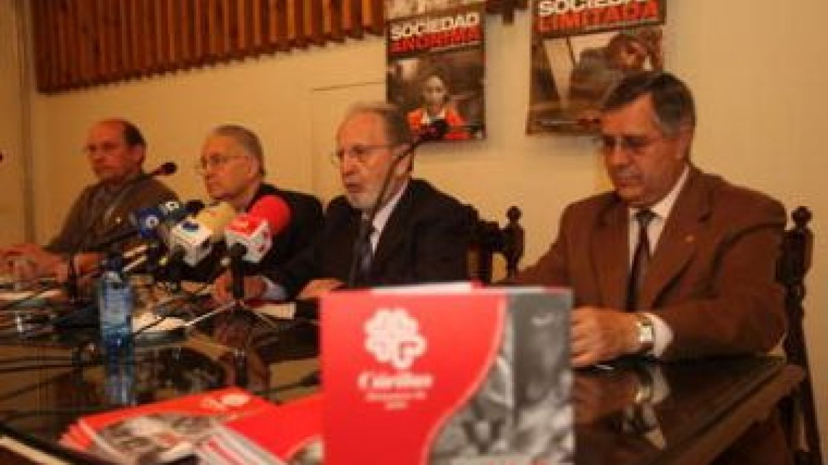 Julián López y Carmelo González, en el centro, junto a responsables de Cáritas.