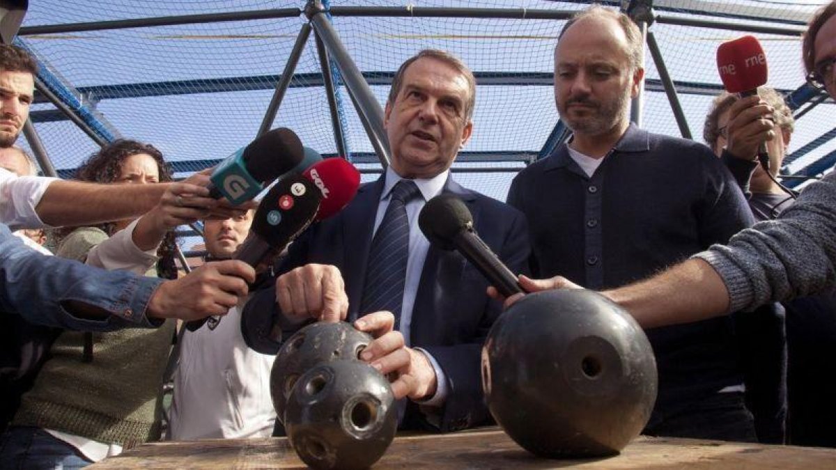 El alcalde de Vigo, Abel Caballero, muestra el fallo detectado en las esferas que sustentan la malla de la estructura de la cubierta que cierra la grada de Río del Estadio Municipal de Balaídos.