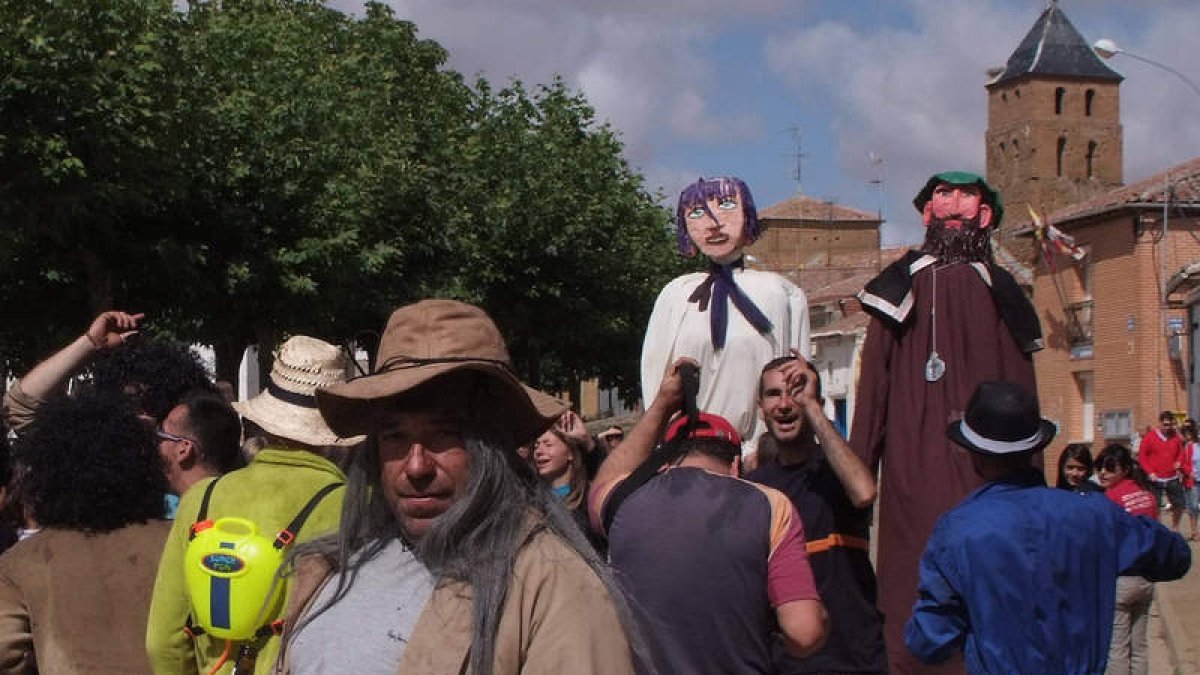 Todo el pueblo se suma a la procesión de la entrada de la leña al pueblo.
