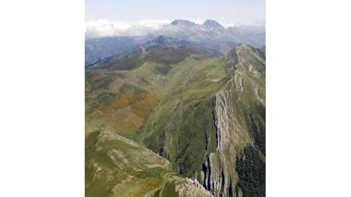 Majestuoso e impresionante, Peña Ubiña domina el paisaje.