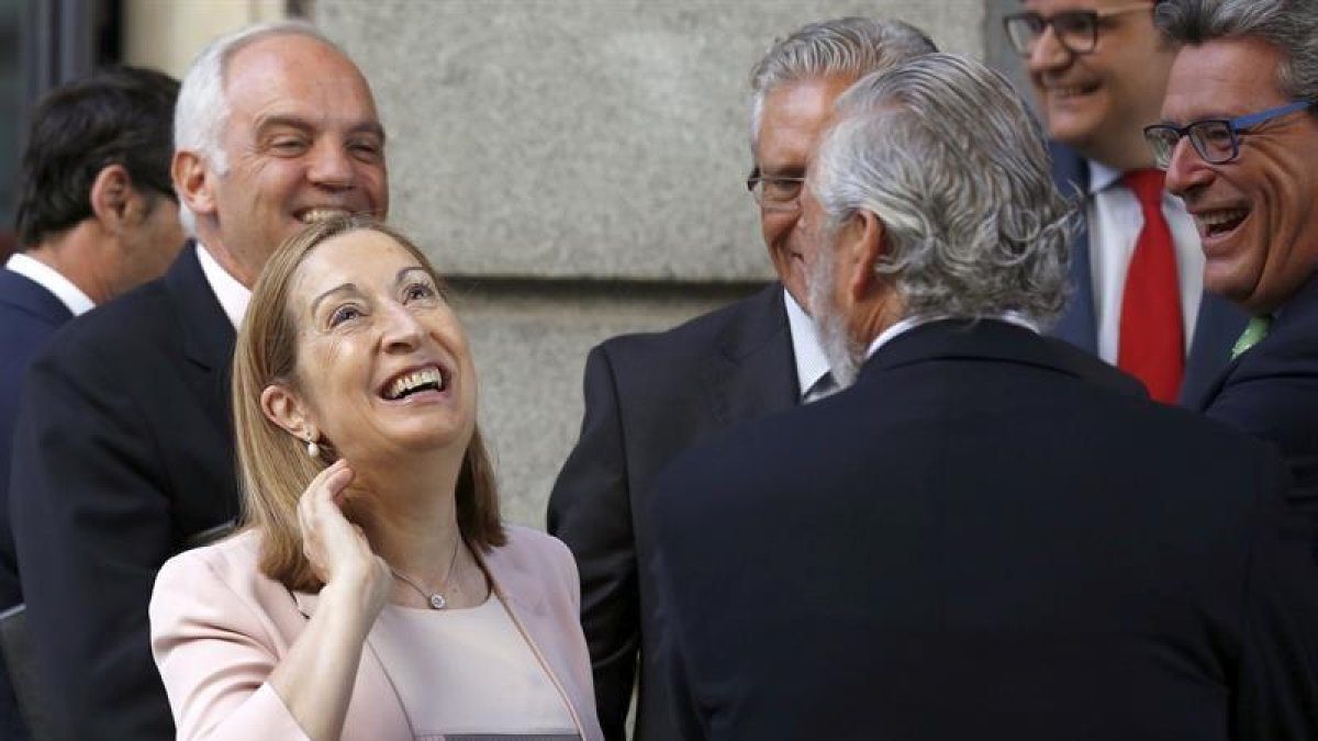 La ministra de Fomento en funciones, Ana Pastor, a su llegada esta mañana al Congreso de los Diputados donde hoy se constituyen las Cortes de la XII legislatura.