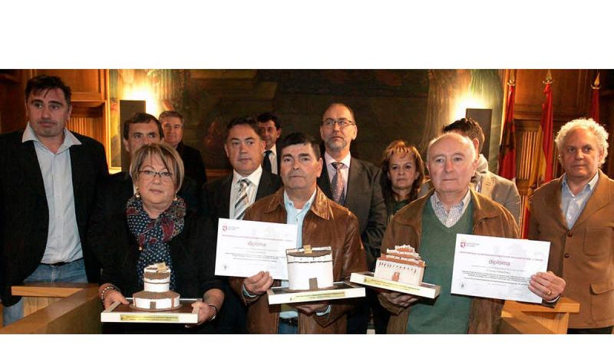 Mari Paz Díez, alcaldesa de Mansilla de las Mulas, Santiago Lama y Santiago Jiménez, tras recibir los premios.