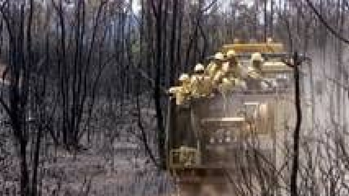 Un grupo de agentes contra incendios intenta sofocar el fuego en Valencia de Alcántara
