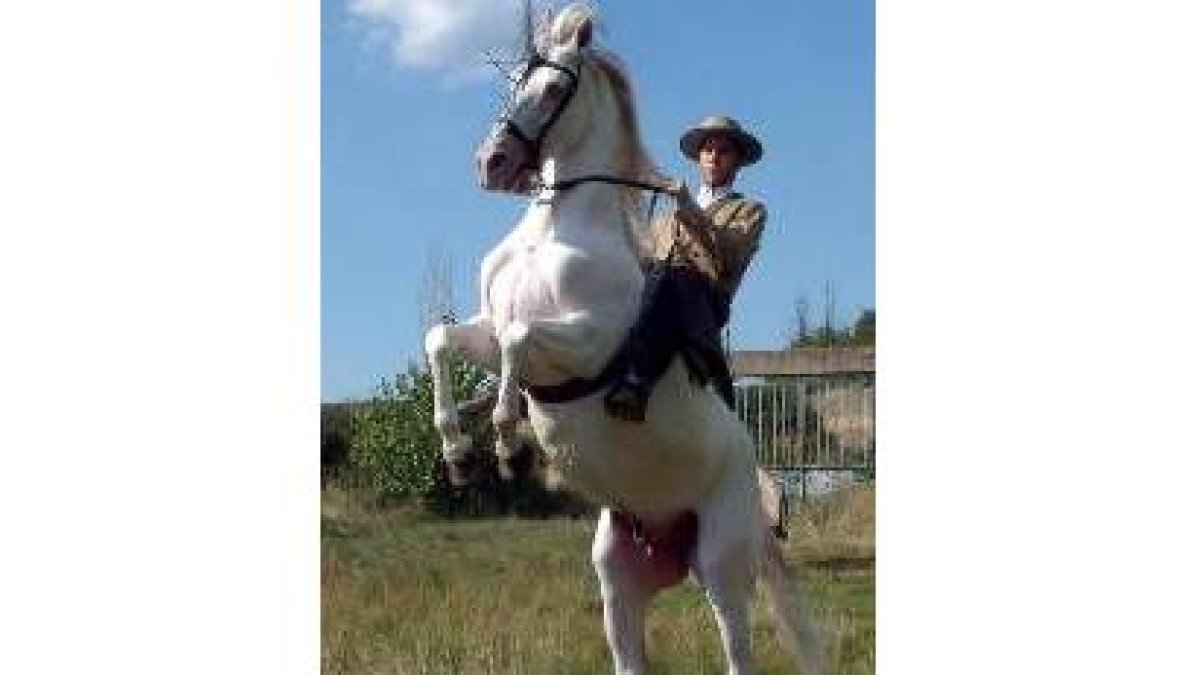 Uno de los miembros de la familia Mirantes muestra su arte subido en este equino blanco