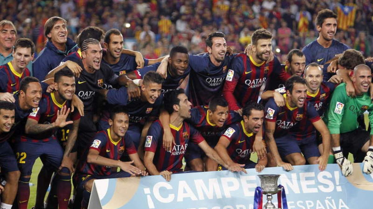 La plantilla del Barcelona celebra el primer título de la temporada conseguido ante el Atlético.