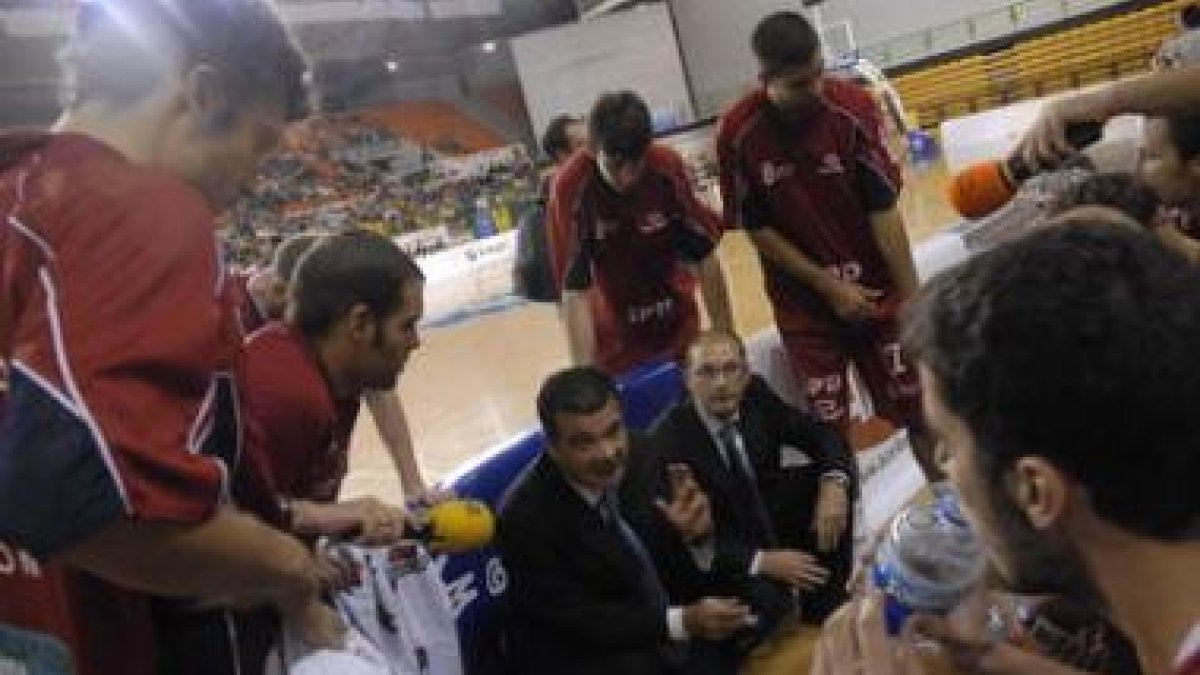 avier de Grado intenta corregir a sus jugadores durante un tiempo muerto de esta temporada.
