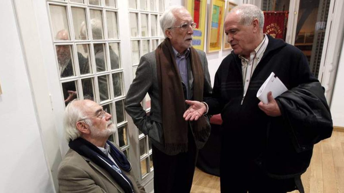 Juan Pedro Aparicio, Luis Mateo Díez y Alfonso García antes de presentar el libro en la Casa de León en Madrid.