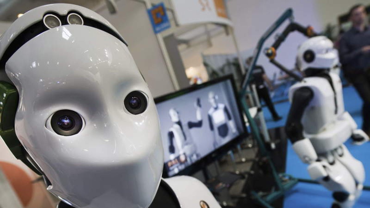Imagen de dos robots de la compañía española PAL Robotics, en la exposición Automática en Munich