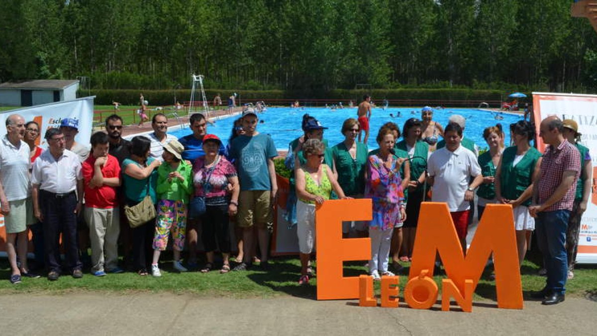 Inauguración de la actividad Mójate por la Esclerosis Múltiple, en las piscinas coyantinas.