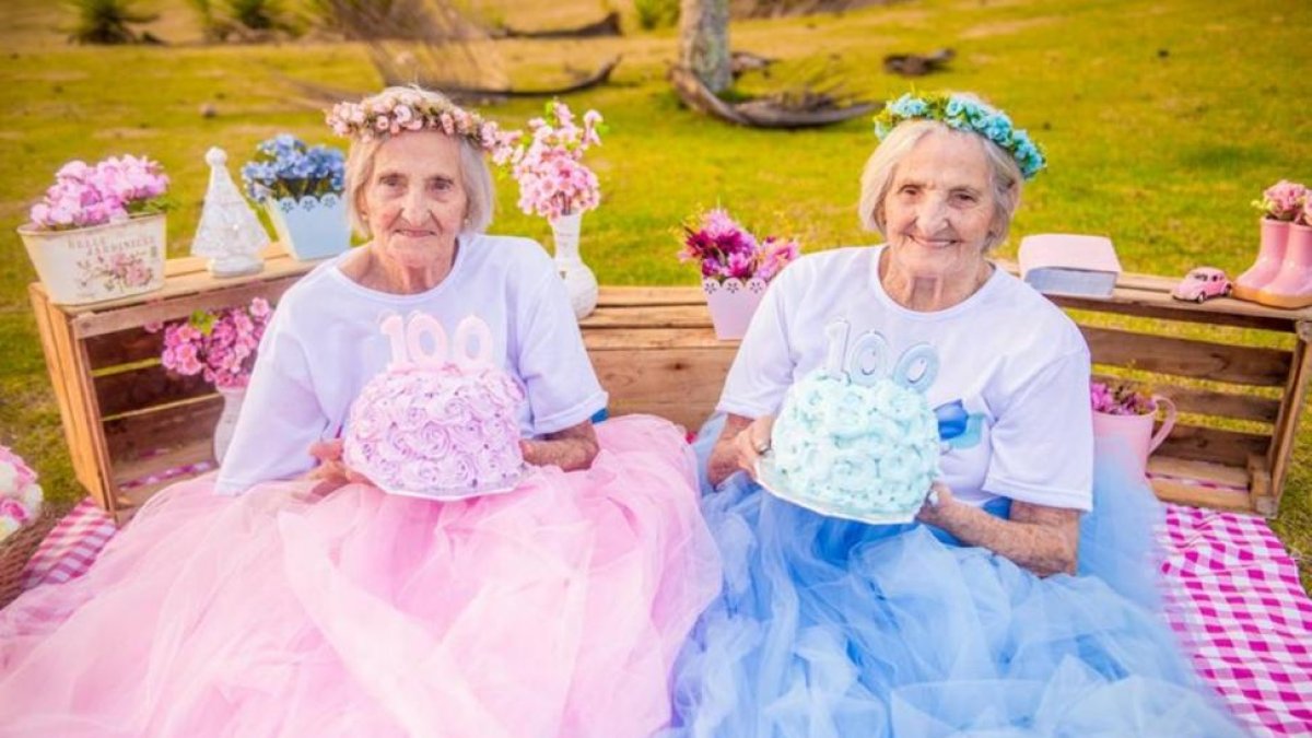 Fotografía de Facebook de Camila Lima donde aparece las gemelas centenarias María Pignaton y Paulina Pignaton.