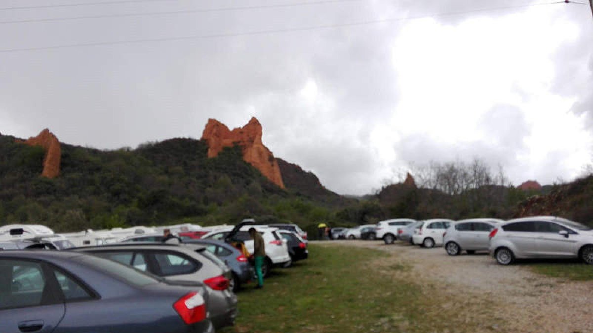 Imagen del aparcamiento provisional en la entrada de Las Médulas, ayer a mediodía. DL