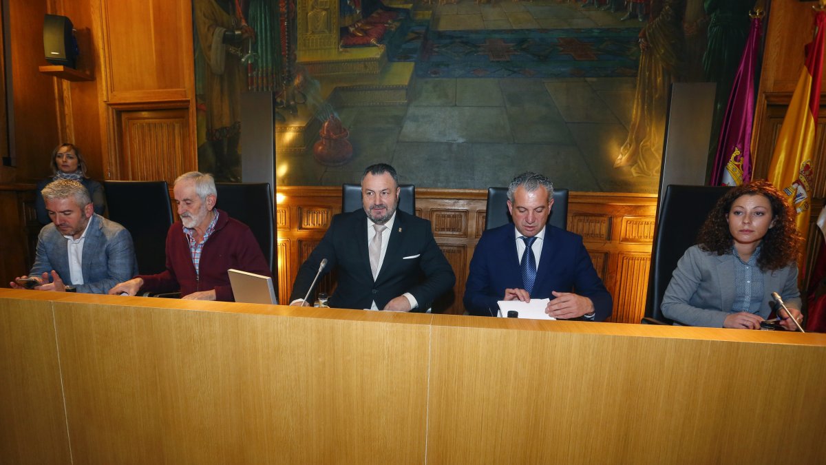 El presidente de la Diputación de León, Eduardo Morán, preside el Pleno Ordinario de la institución provincial