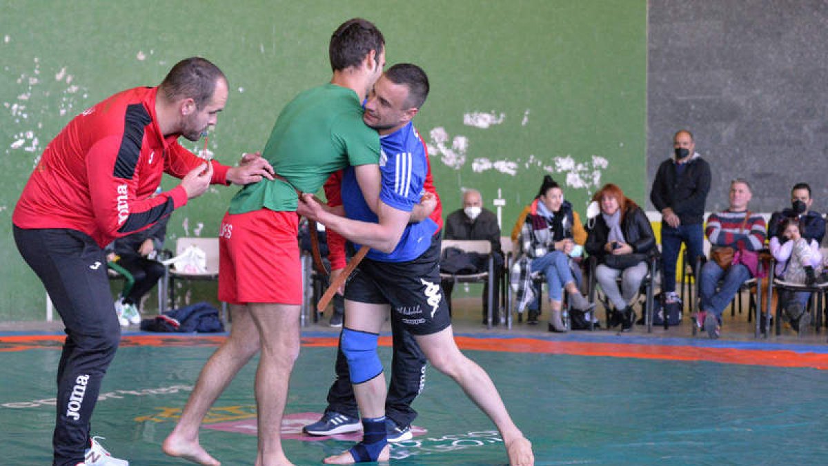 Sergio Astorga y Carlos Fernéndez en uno de los combates. JUDITH GIL