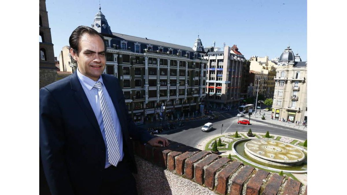 Santiago García de Castro, en la terraza de la sede central de BBVA en Santo Domingo.