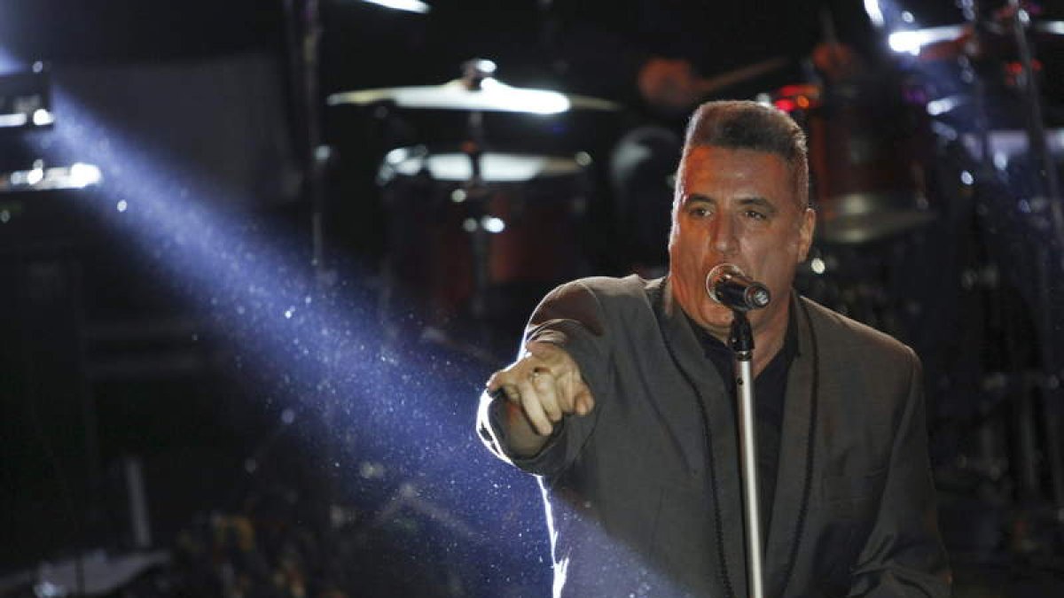 El cantante catalán Loquillo, durante su actuación de ayer en la sala Oasis de Zaragoza.
