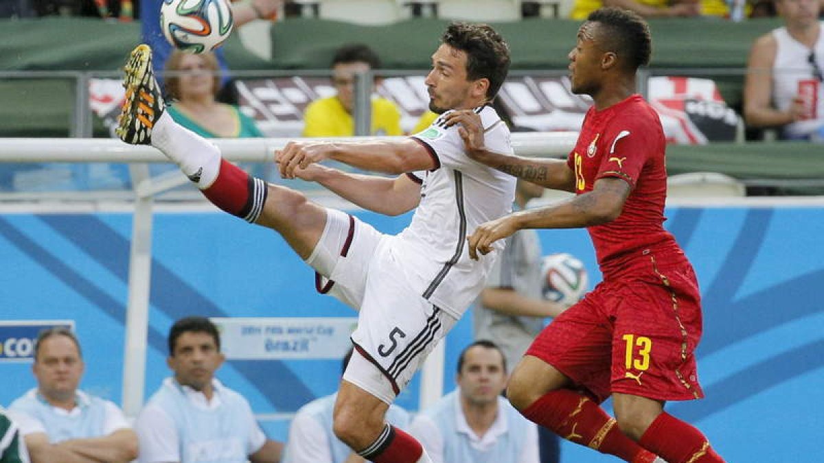 El alemán Mats Hummels, a la izquierda, trata de llevarse el balón ante Jordan Ayew.