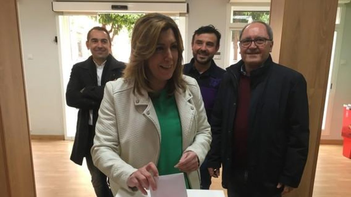 Susana Díaz vota en la consulta sobre el pacto de gobierno del PSOE con Ciudadanos.