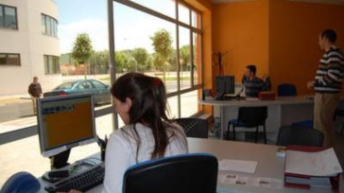 Jóvenes trabajando en el centro situado en el pabellón Camino de Santiago.