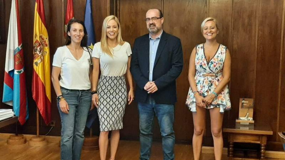 En el centro María de Miguel con el alcalde y otras concejalas. DL