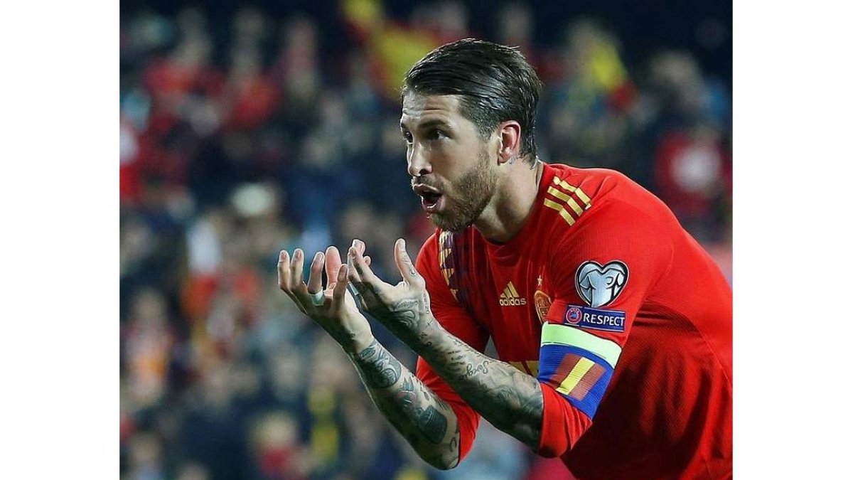 Sergio Ramos celebra el gol de la victoria ante la selección de Noruega en Mestalla. MIGUEL ÁNGEL POLO