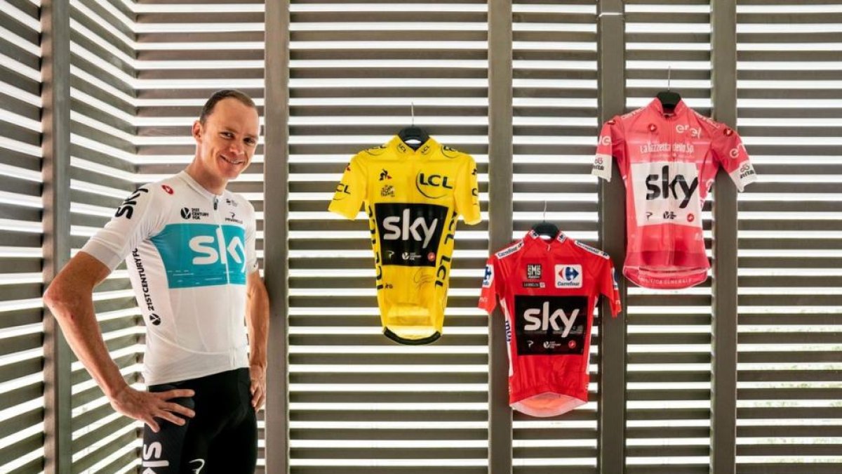 Chris Froome exhibe los maillots de líder del Tour, la Vuelta y el Giro.