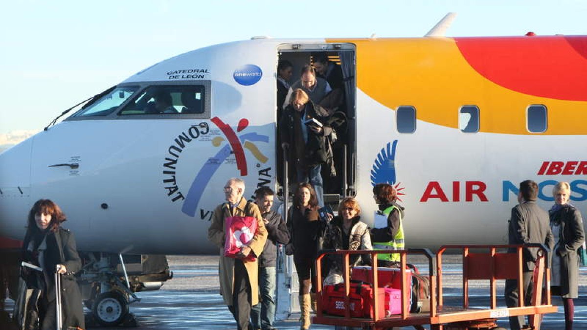 Pasajeros descienden de un avión de Air Nostrum en el aeropuerto de León.