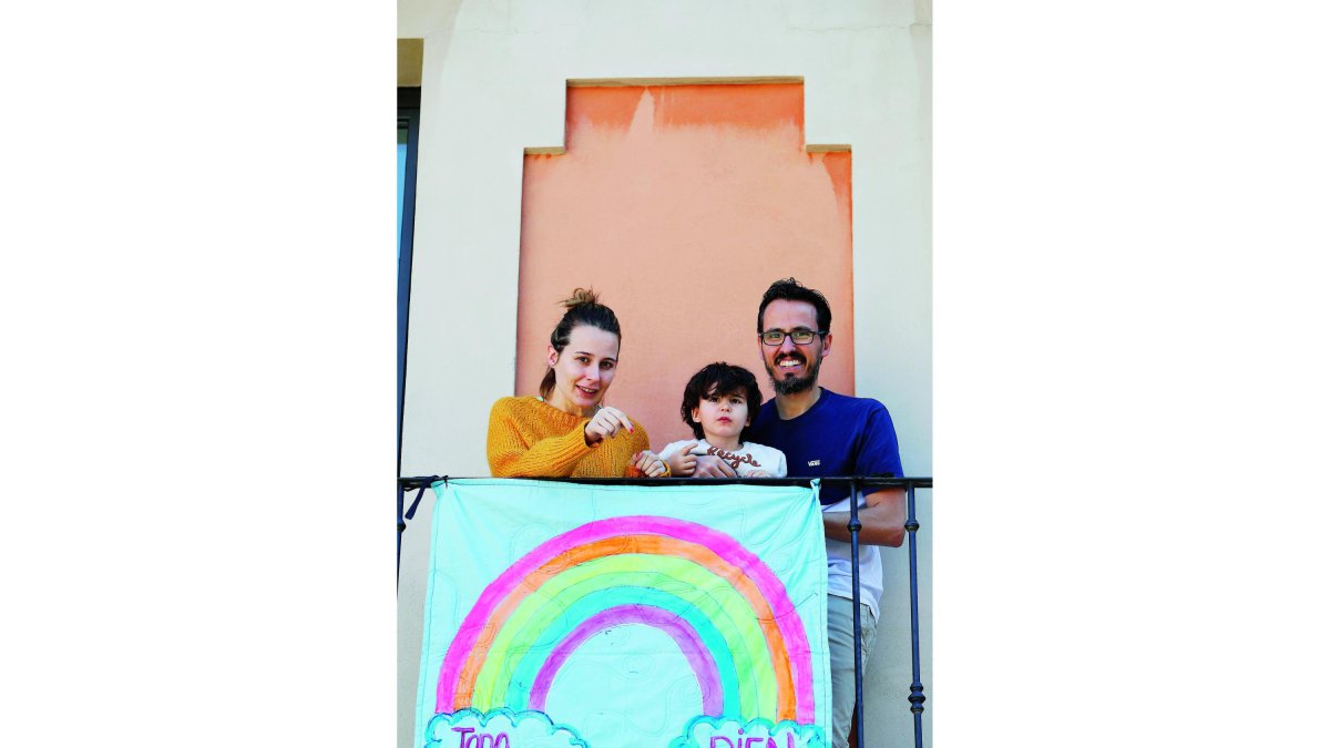 Carlos Fernández y Laura Núñez, con su hijo Leo en brazos y Mael en camino. JESÚS F. SALVADORES