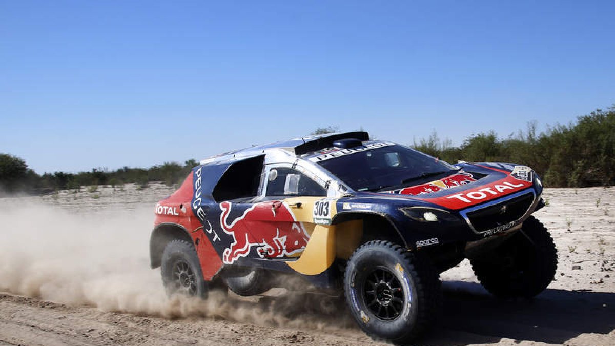 El español Carlos Sainz ya luce como líder del Dakar.