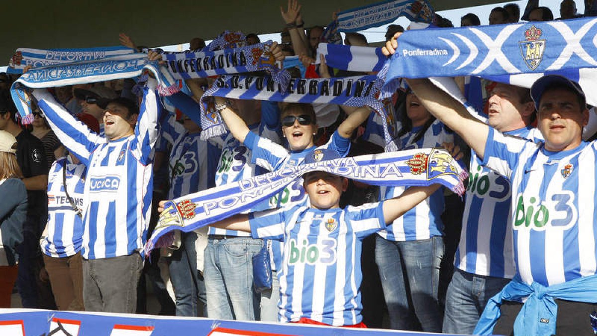 La afición blanquiazul se hizo notar en Anduva, donde estuvieron alrededor de un centenar de seguidores deportivistas.
