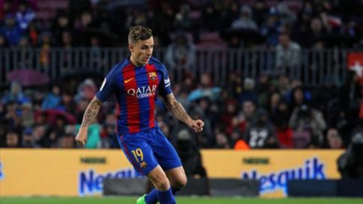 Digne en un partido reciente con el Barça