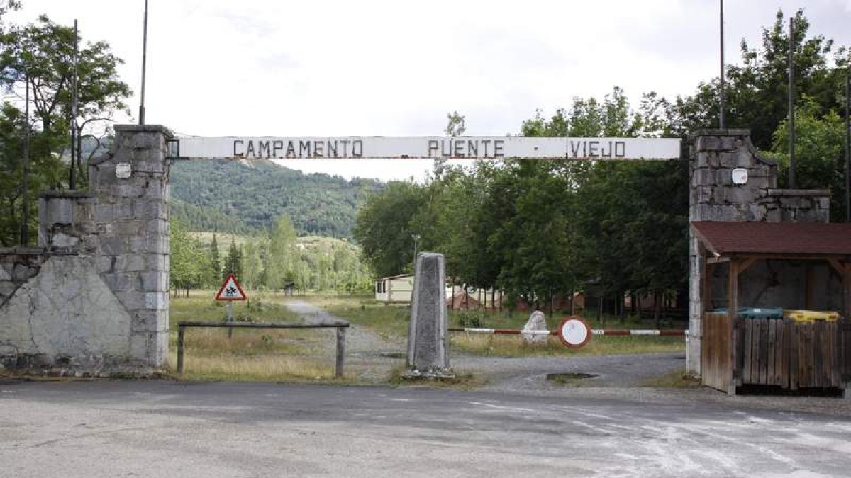Instalaciones del campamento Puente Viejo situado en el paraje El Soto de Boñar. CAMPOS