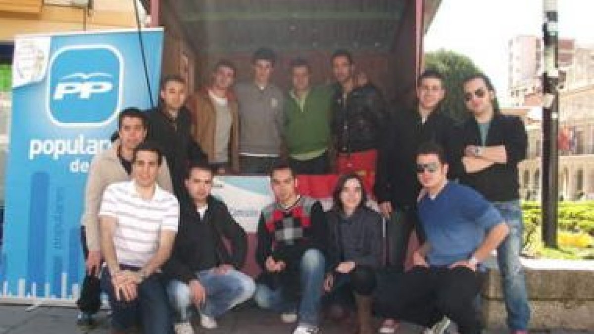 Miembros de la Comisión de Juventud del PP que participaron en la campaña.