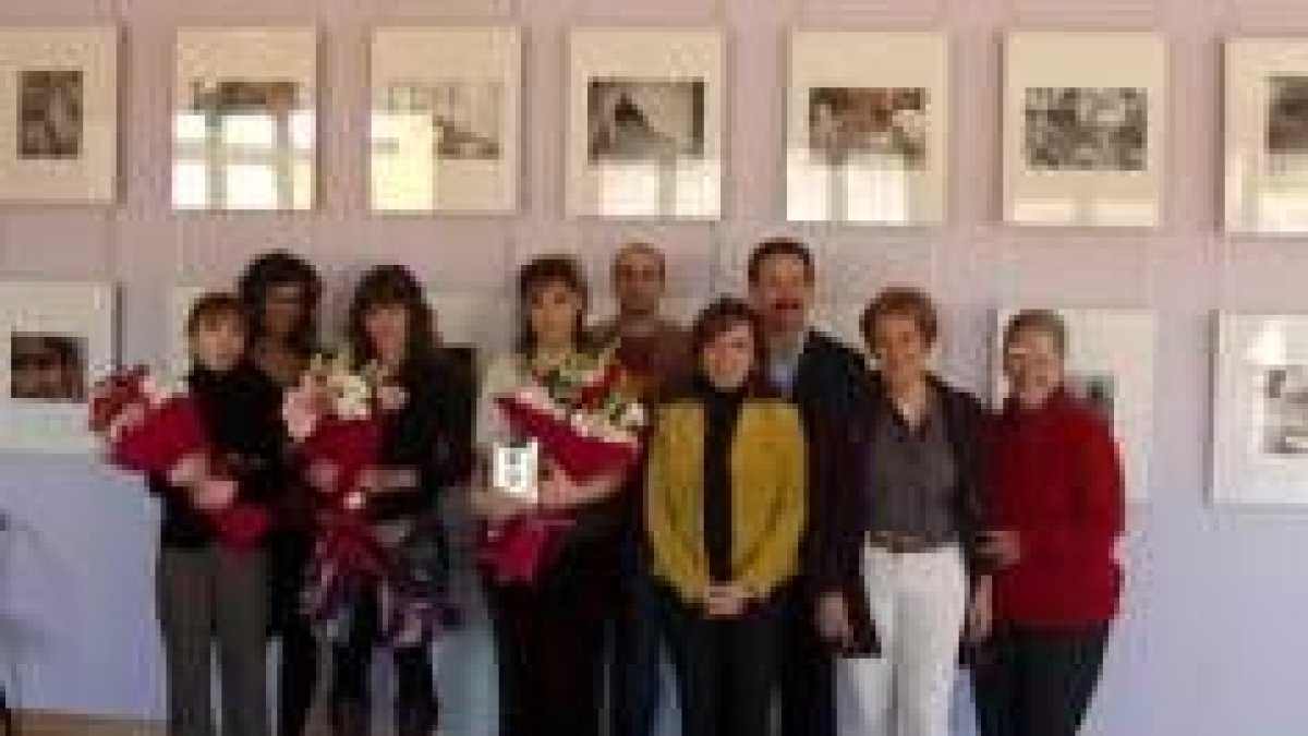 Las ganadoras de los premios de relatos de la mujer posan con los galardones