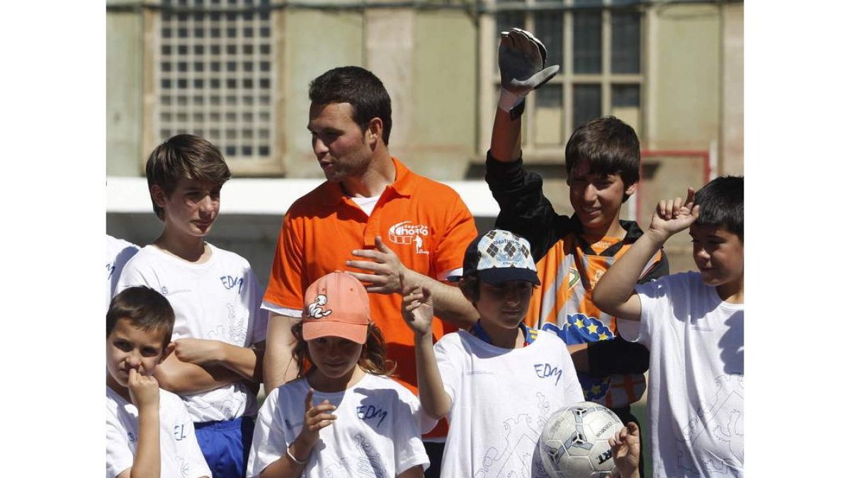 El campus de Diego Calzado, portero de la Cultural, tiene gran acogida.