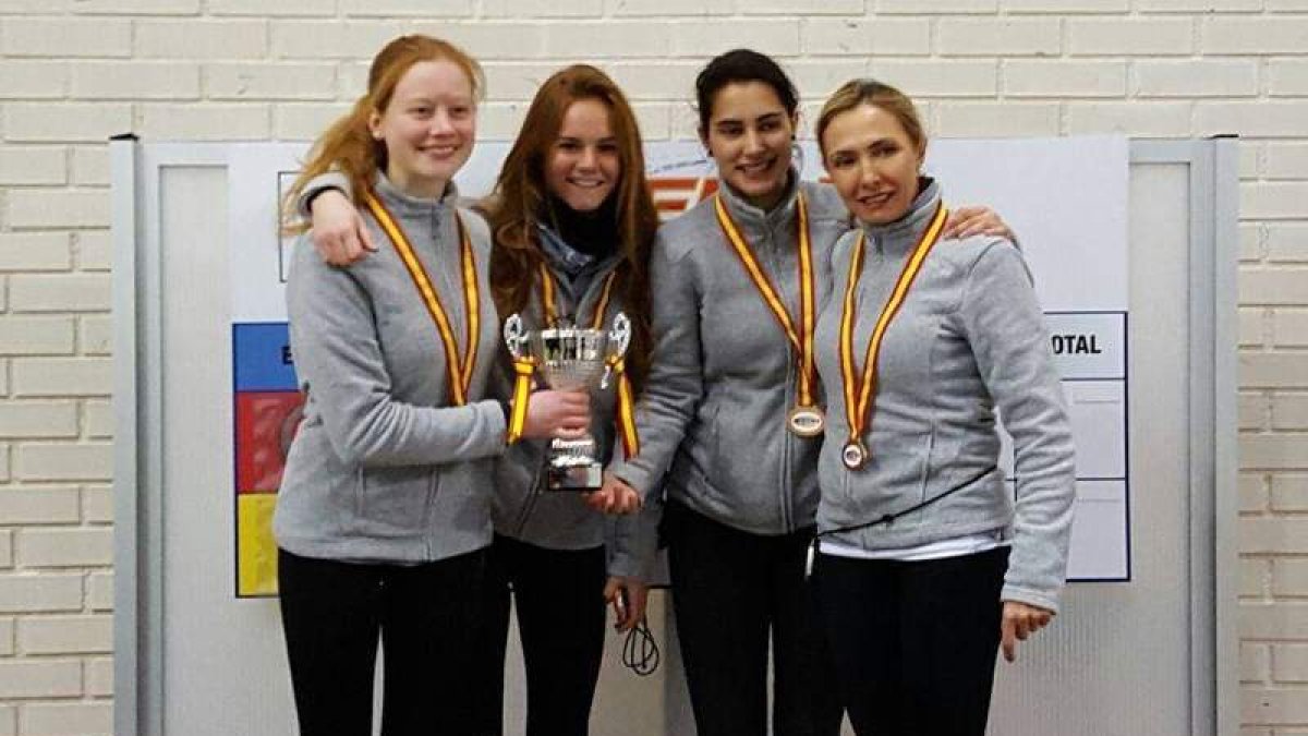 Beatriz Cureses, primera por la derecha, con la medalla de bronce junto a sus compañeras del B52. DL