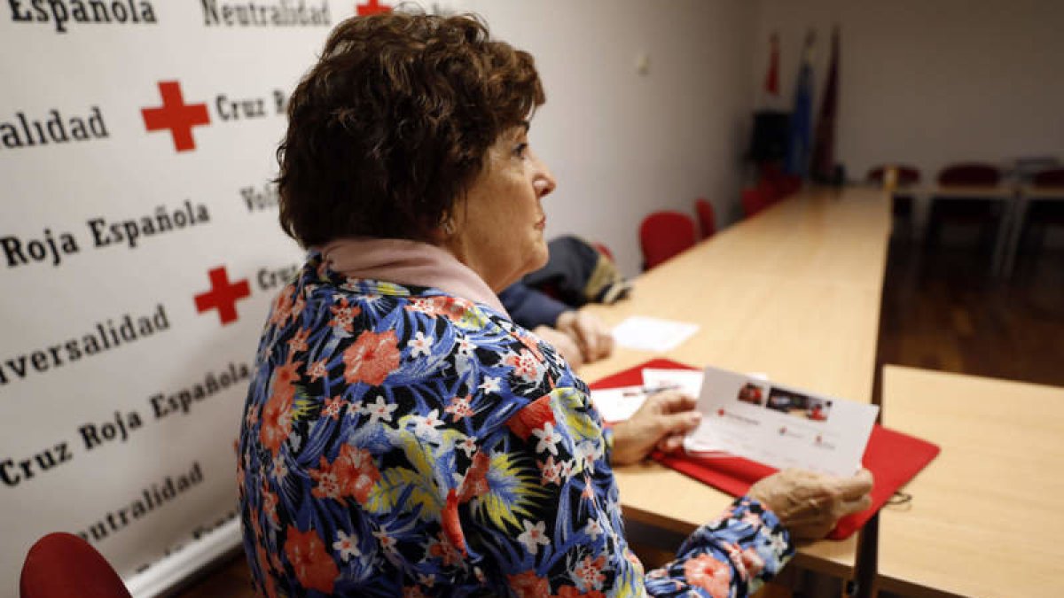 Teresa cuida de su padre y de su marido. Ayer en la sede de Cruz Roja en la entrevista. marciano pérez